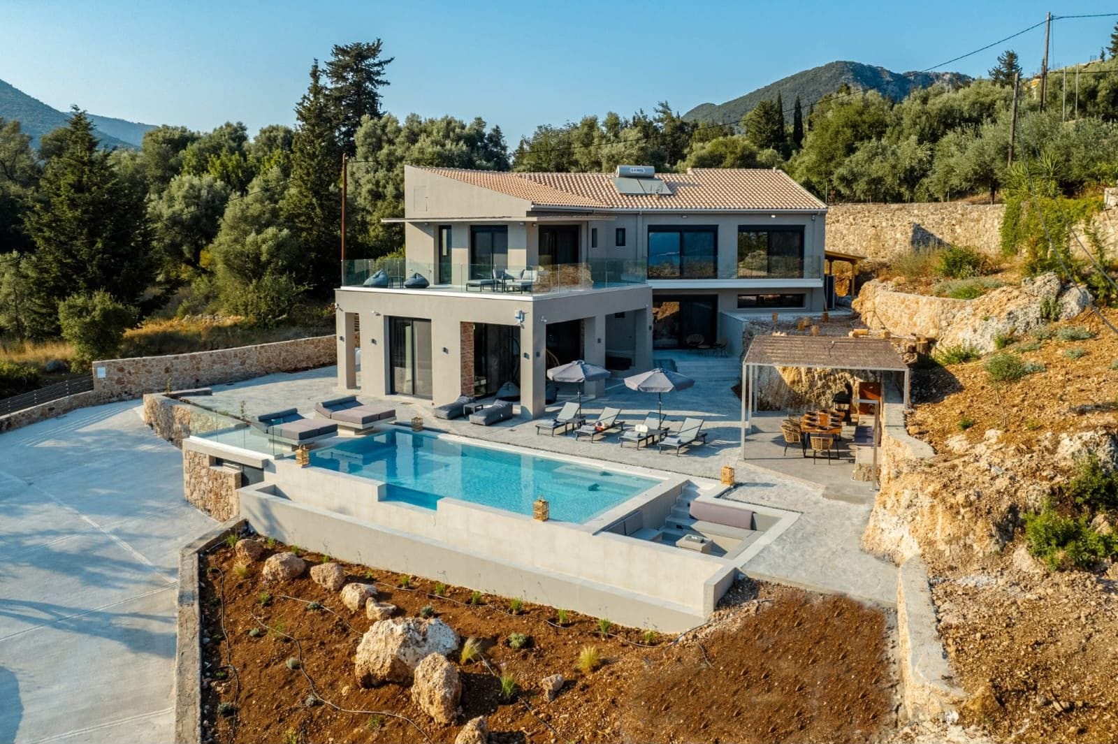 Vilă cu piscină infinity și vedere spre dealuri, cazare aleasă în Lefkada